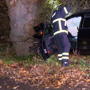 Das Miles-Auto wurde bei dem Unfall in Hamburg-Sülldorf stark beschädigt. Vom Fahrer fehlt jede Spur.