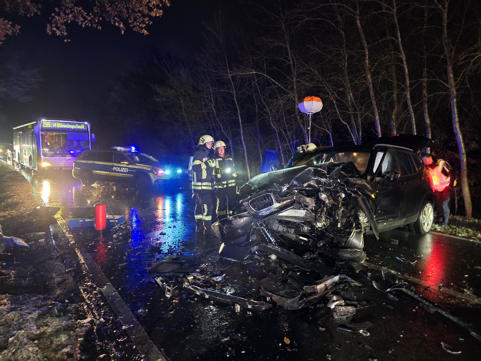 Ein schwer beschädigter Wagen steht auf der Landstraße