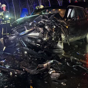 Ein schwer beschädigter Wagen steht auf der Landstraße