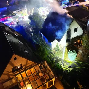 Dach eines Einfamlienhaus in Halstenbek in Flammen – Großalarm für die Feuerwehr