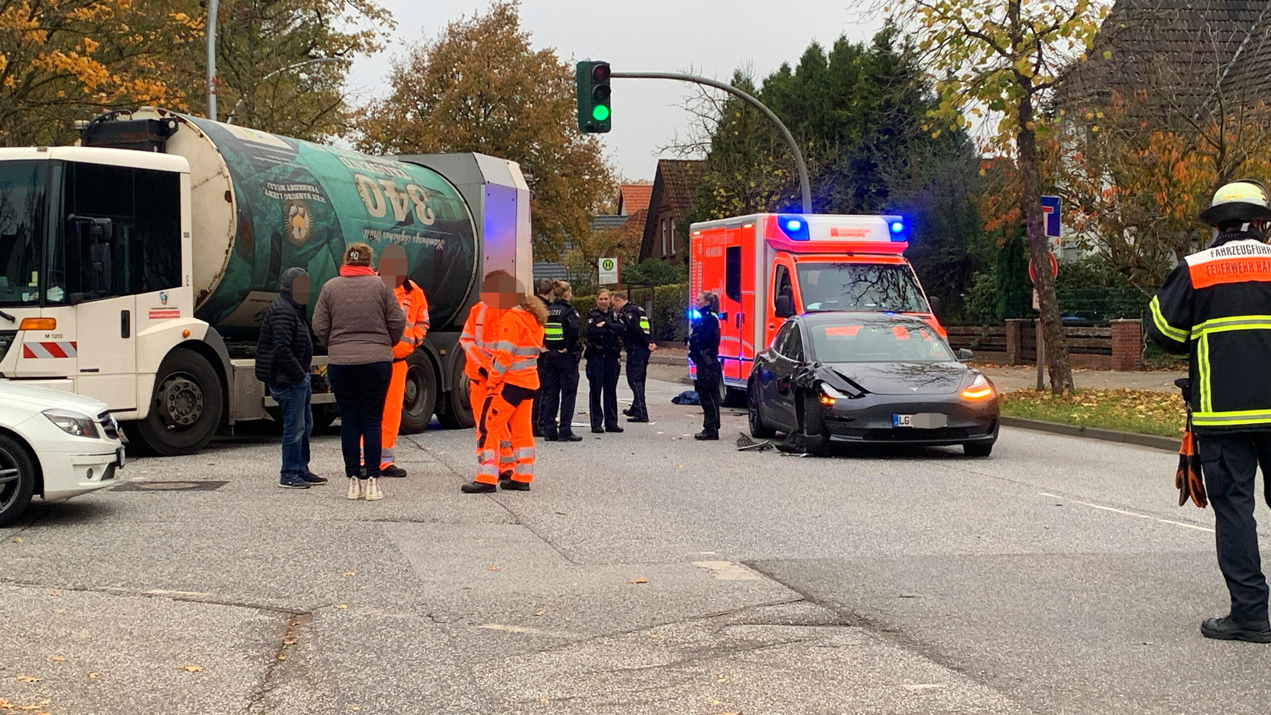 Ein Elektrofahrzeug fuhr auf der Hausbrucher Straße in ein Müllfahrzeug. Ein Mann wurde hierbei schwer verletzt.