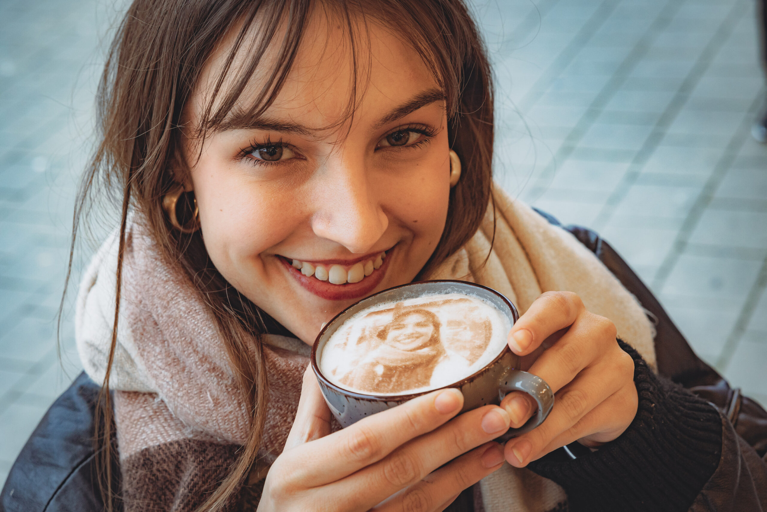 Das eigenen Gesicht auf den Kaffee drucken lassen – das geht jetzt auf dem Hamburger Winterdom. MOPO-Reporterin Josephine Thorndike hat es ausprobiert.