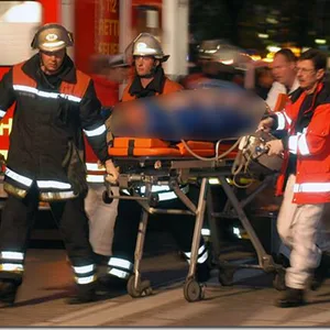 Das Opfer kam mit lebensgefährlichen Verletzungen in eine Klinik. (Symbolfoto)