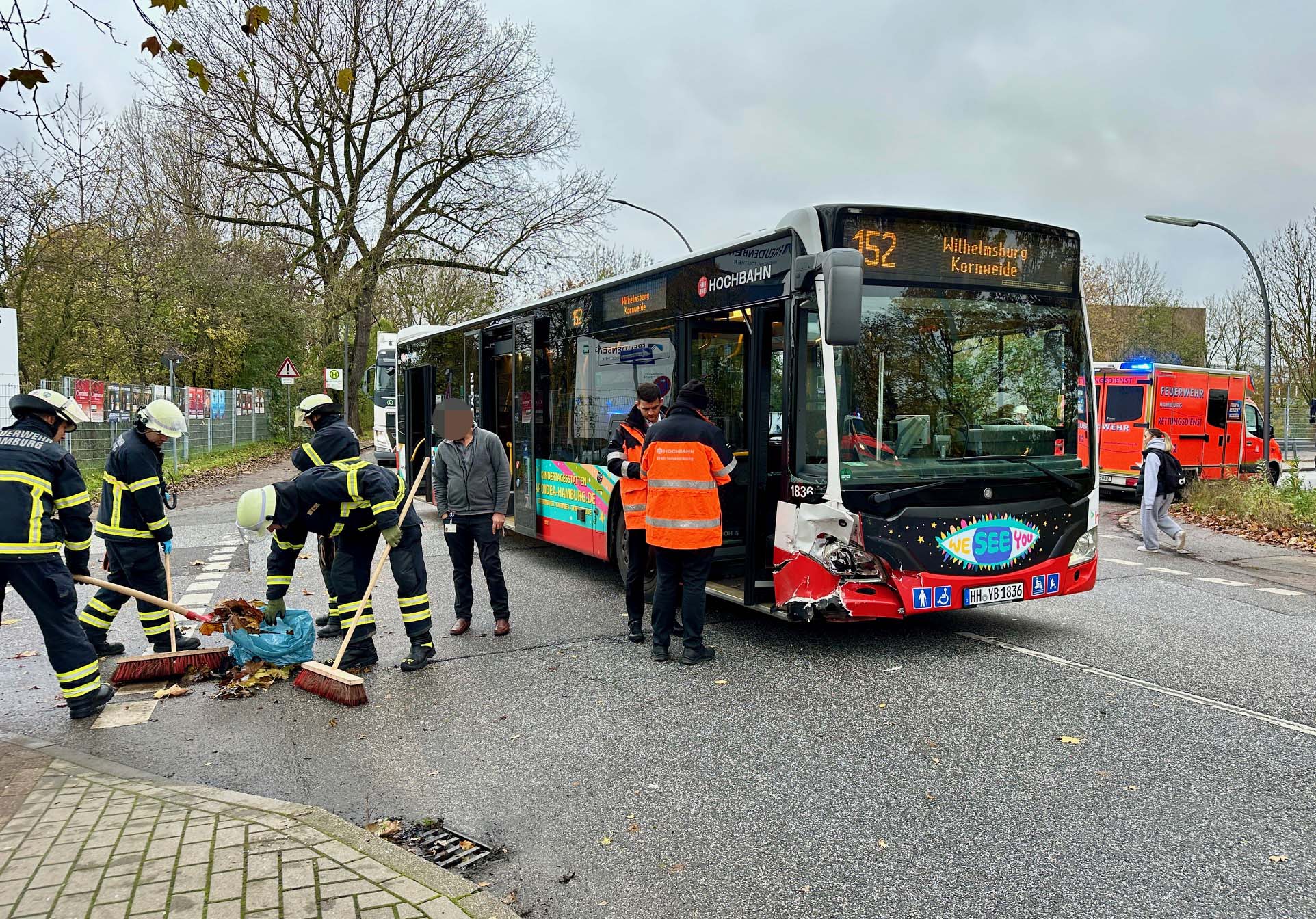 Busunfall in Hamburg-Wilhelmsburg: Die Feuerwehr war mit einem Großaufgebot auf der Industriestraße im Einsatz.