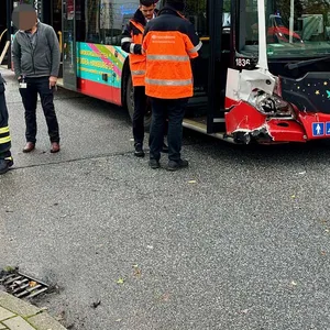 Busunfall in Hamburg-Wilhelmsburg: Die Feuerwehr war mit einem Großaufgebot auf der Industriestraße im Einsatz.