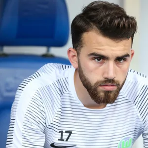 Borja Mayoral im Aufwärmshirt des VfL Wolfsburg auf der Bank.