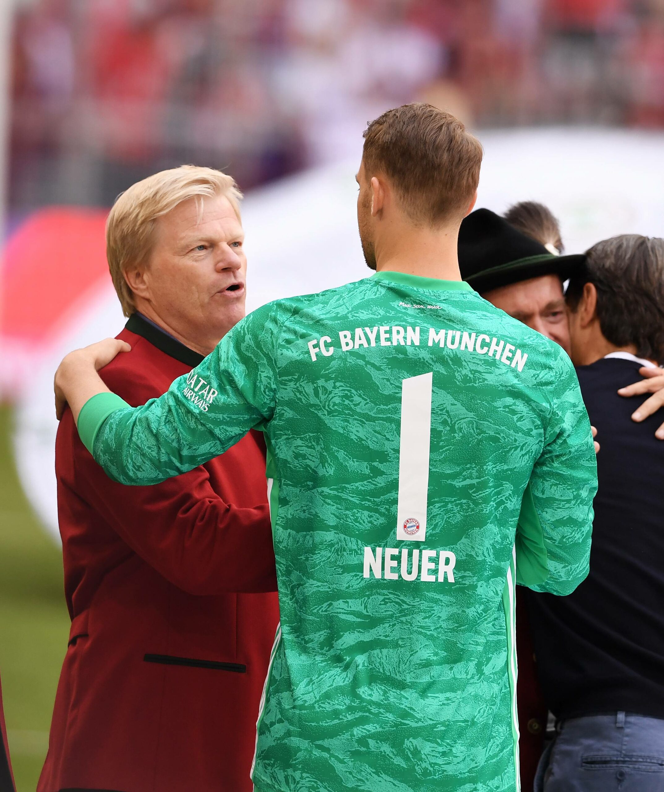 Manuel Neuer im Handshake mit Oliver Kahn