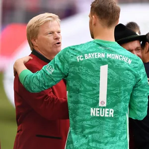 Manuel Neuer im Handshake mit Oliver Kahn