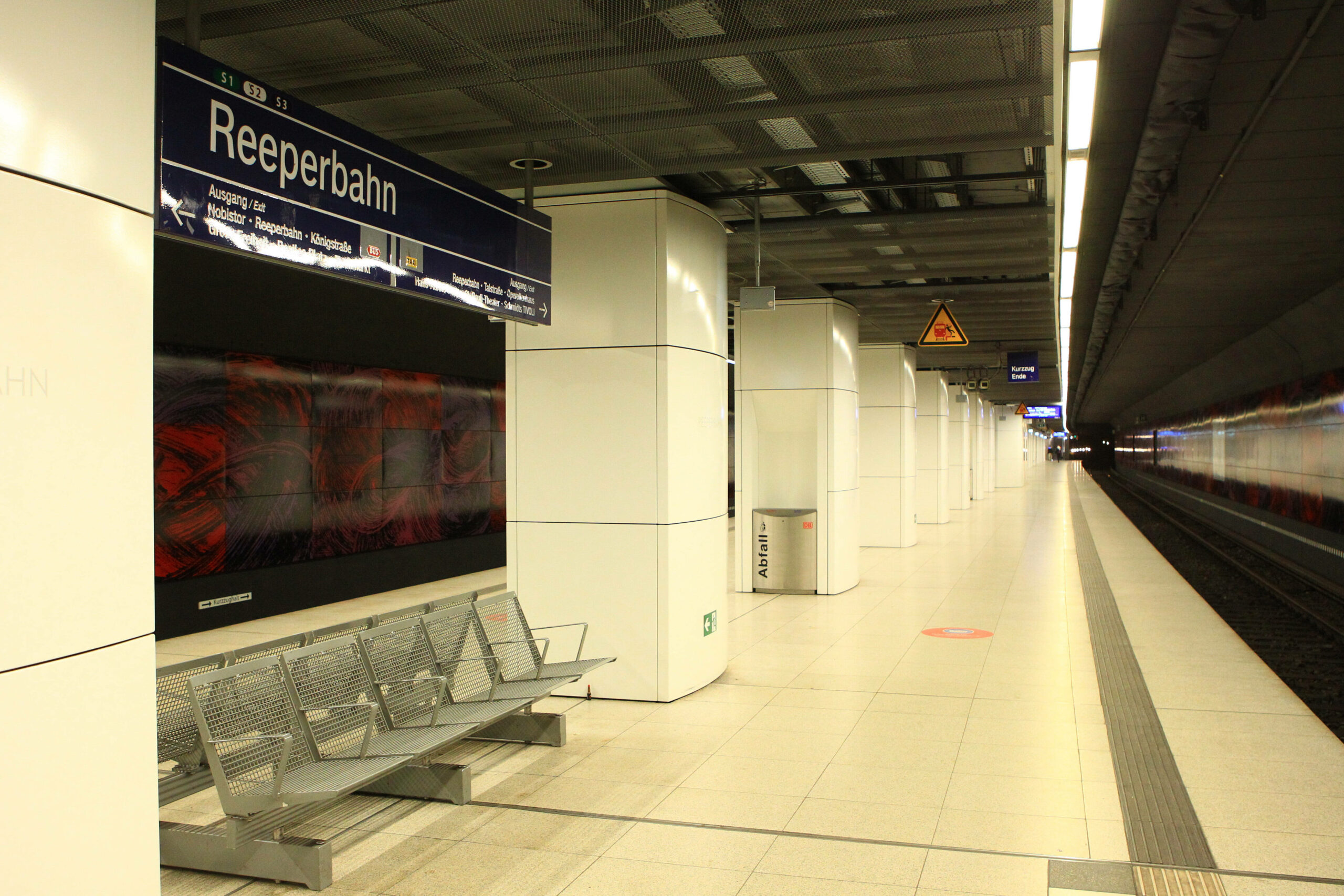 Der Vorfall passierte am Sonntagmorgen am Bahnhof Reeperbahn. (Symbolfoto)