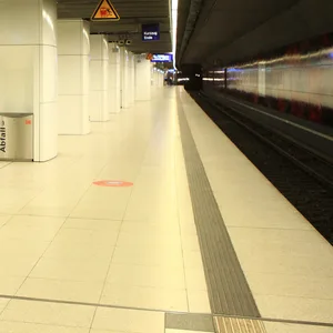 Der Vorfall passierte am Sonntagmorgen am Bahnhof Reeperbahn. (Symbolfoto)
