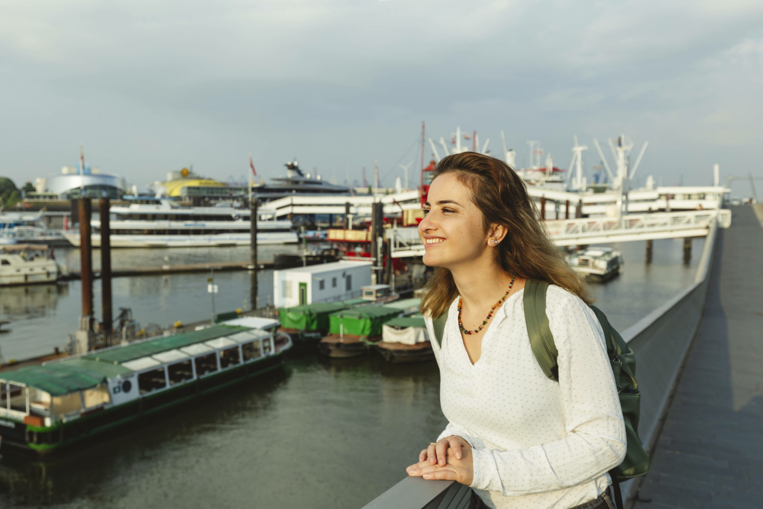 Frau am Hafen