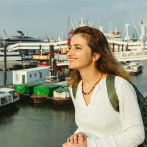 Frau am Hafen
