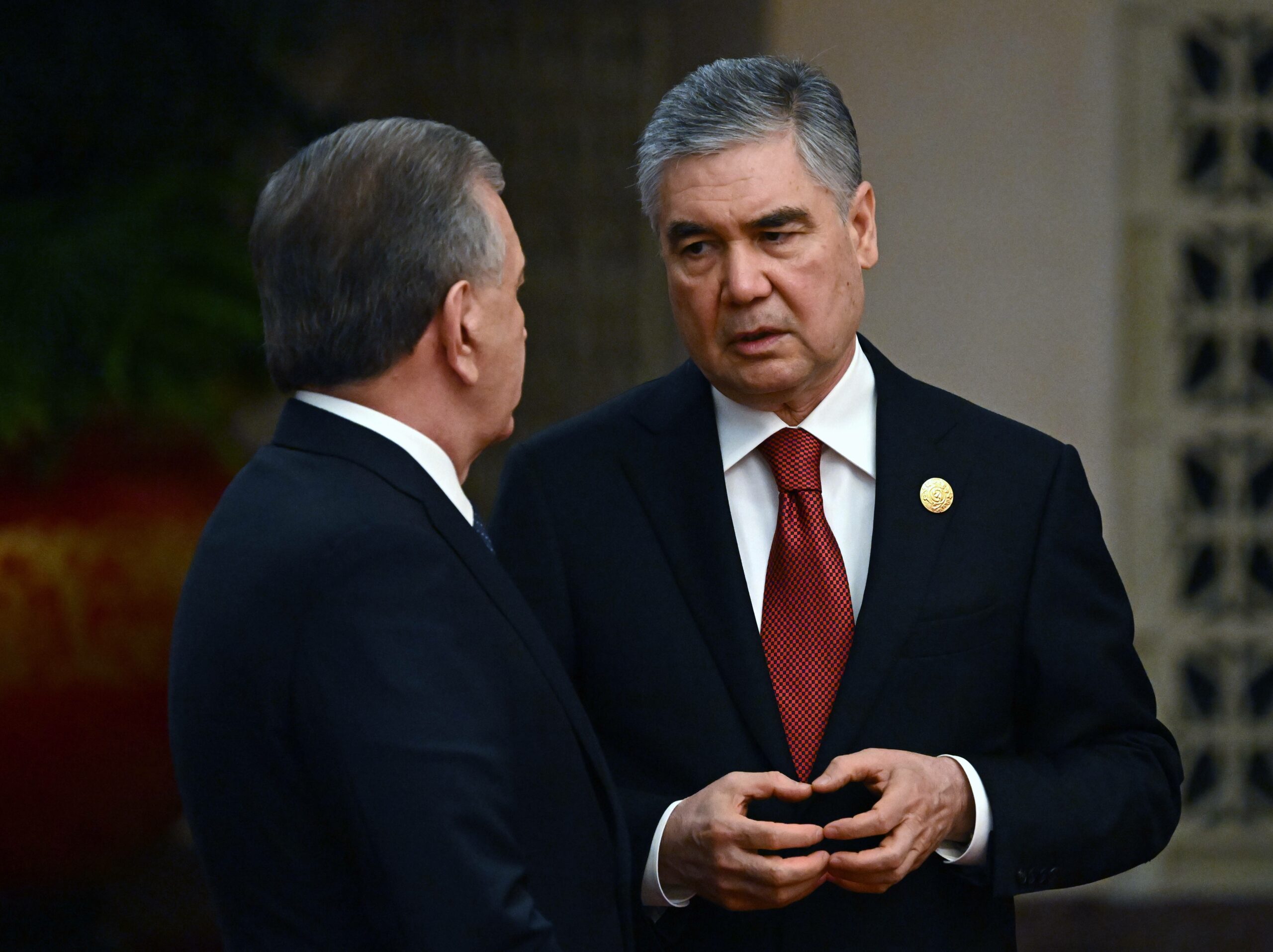 Shavkat Mirziyoyev und Gurbanguly Berdimuhamedov reden miteinander