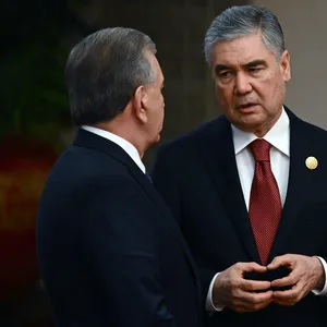 Shavkat Mirziyoyev und Gurbanguly Berdimuhamedov reden miteinander