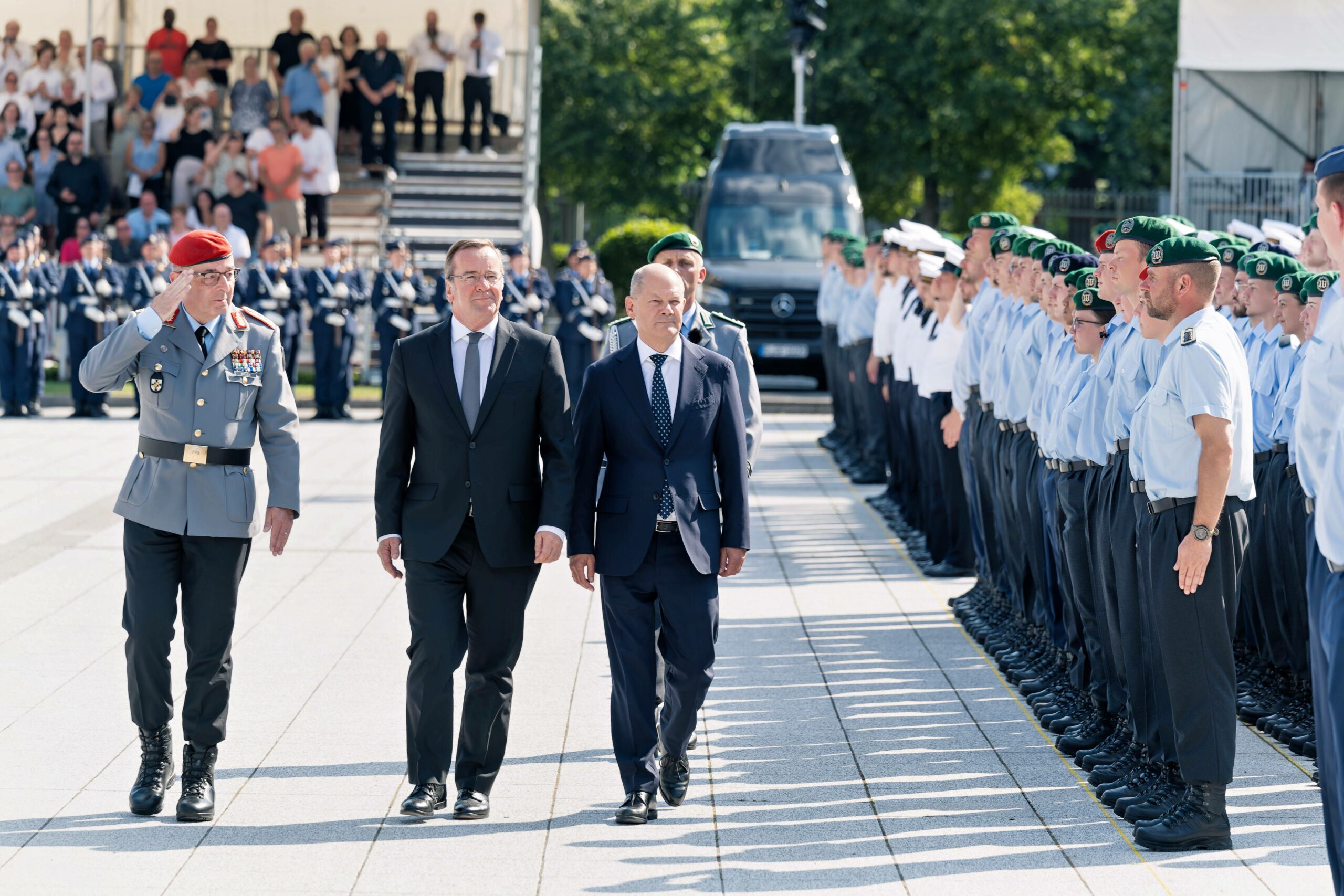 Boris Pistorius (M.) und Olaf Scholz (r.) bei einem Truppenbesuch.