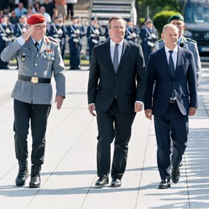 Boris Pistorius (M.) und Olaf Scholz (r.) bei einem Truppenbesuch.