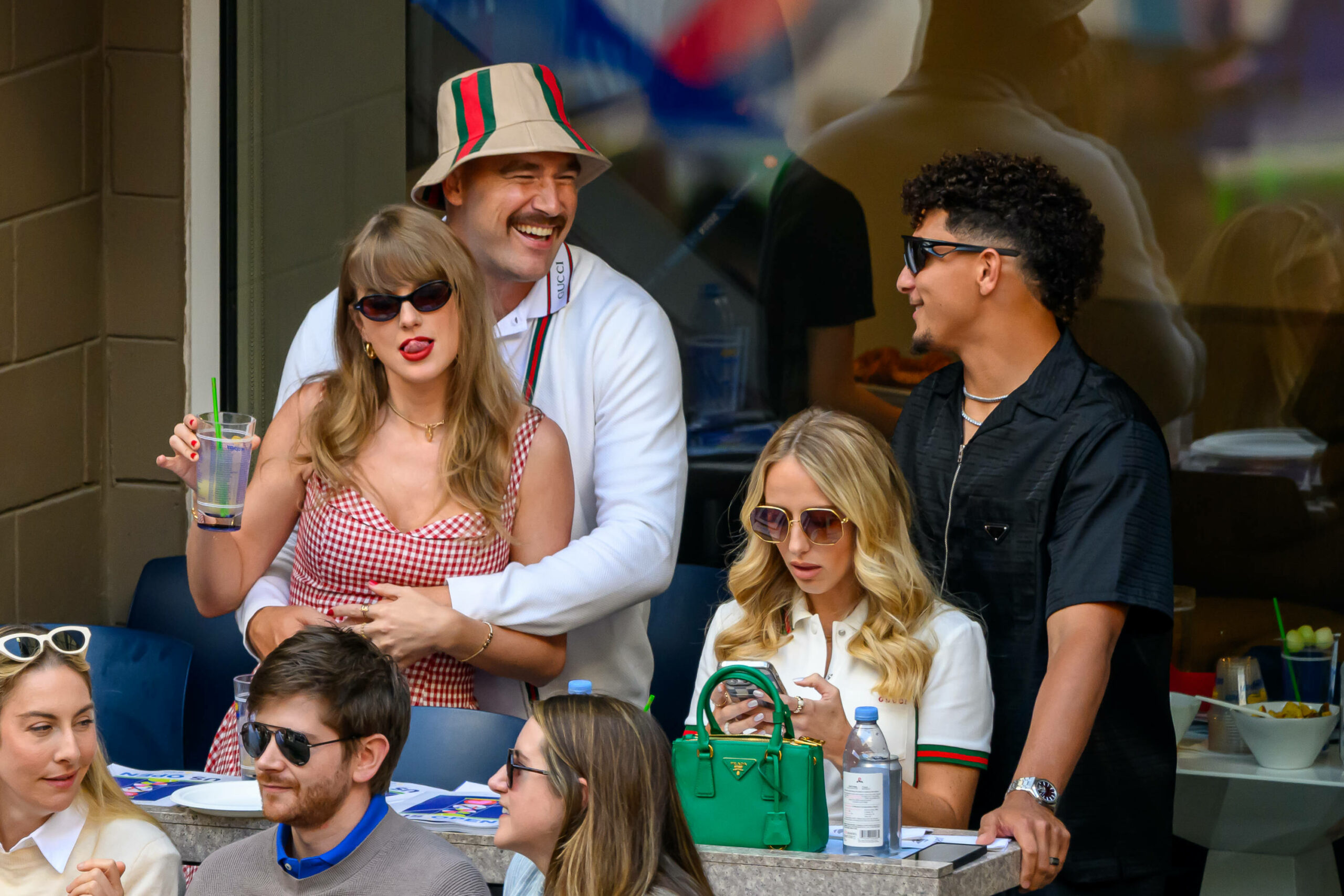 Travis Kelce und Taylor Swift in der Loge bei den US Open. Daneben lachen Patrick Mahomes und seine Frau.