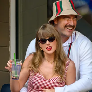Travis Kelce und Taylor Swift in der Loge bei den US Open. Daneben lachen Patrick Mahomes und seine Frau.