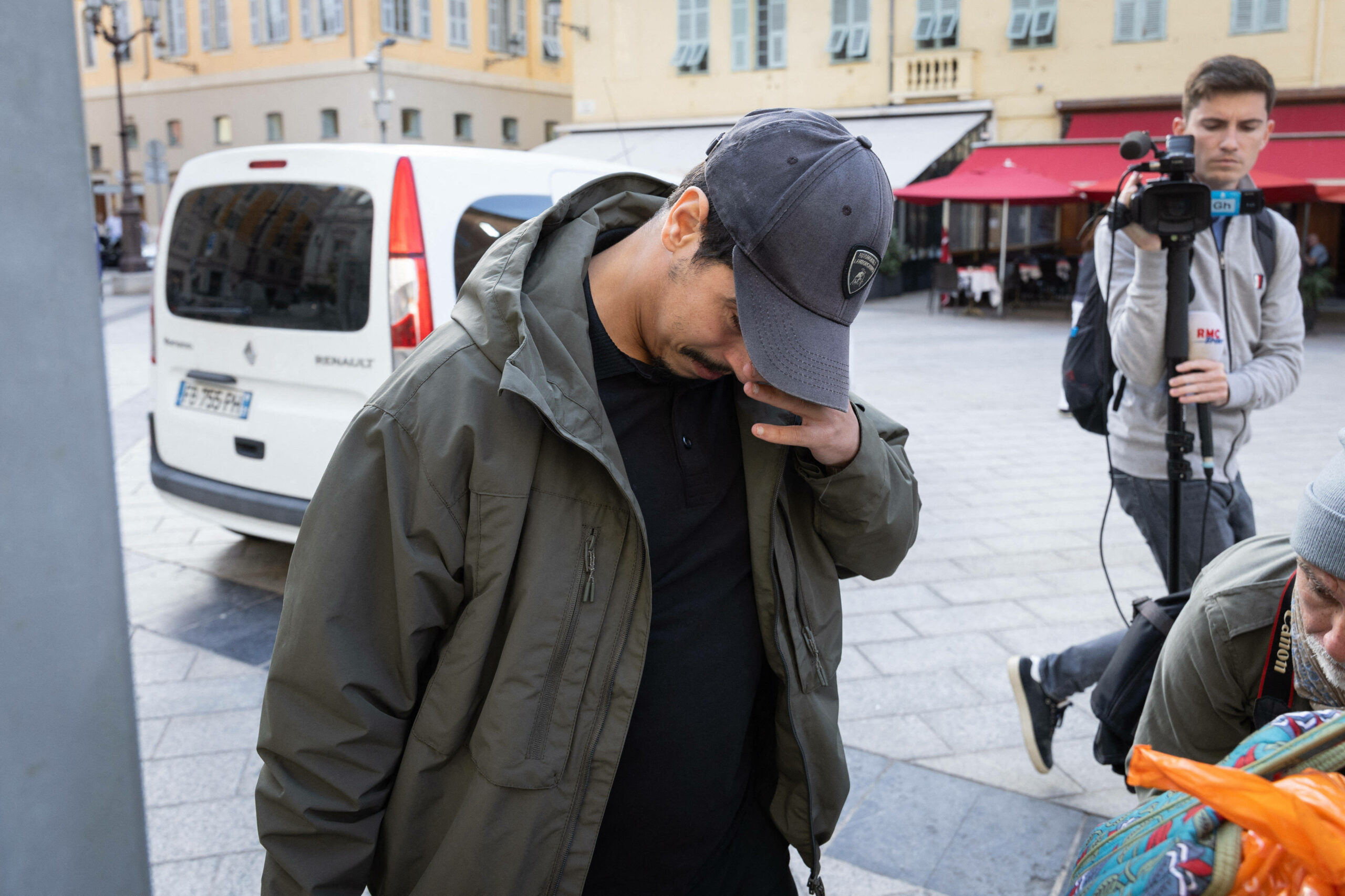 Wissam Ben Yedder verdeckt sein Gesicht