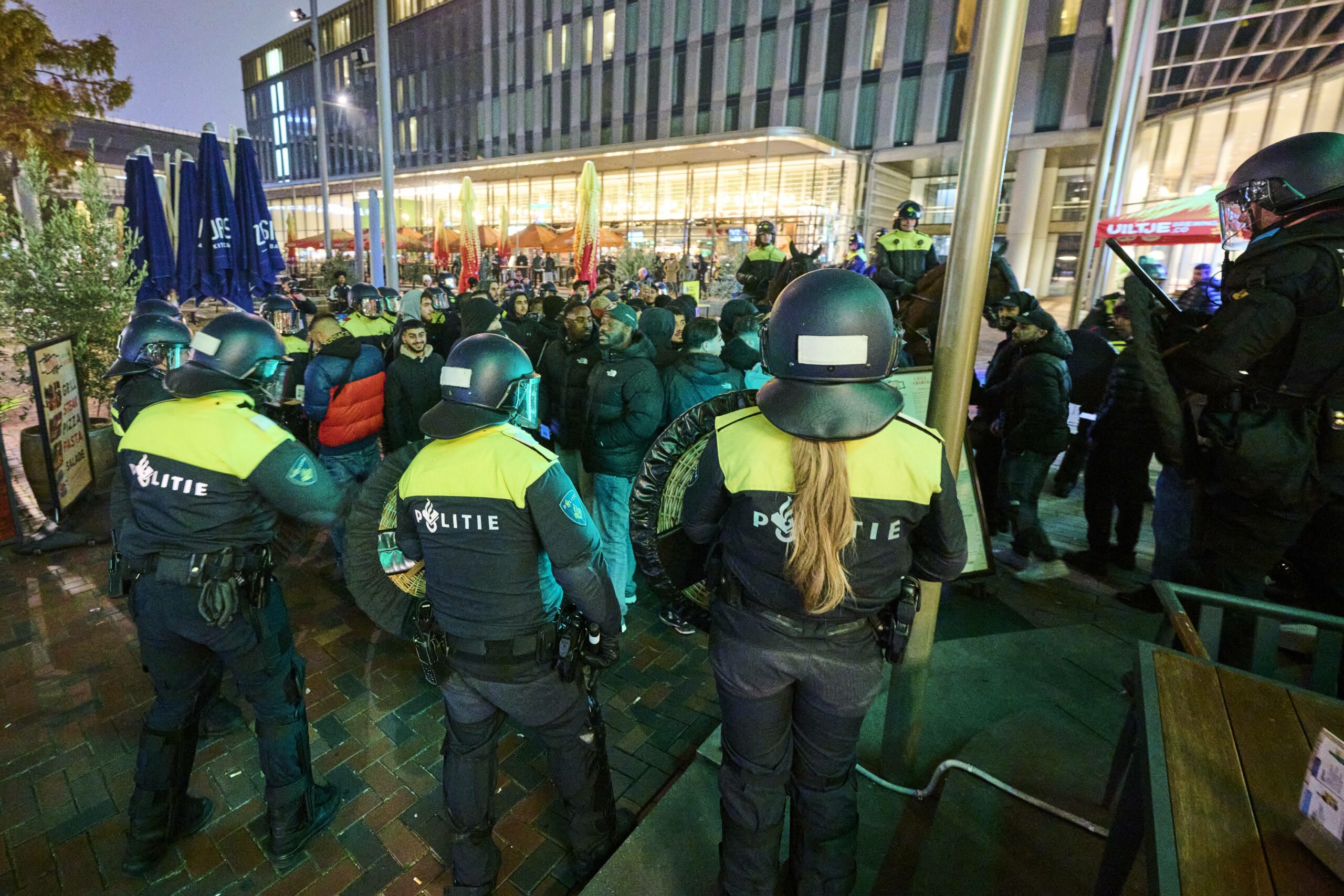 Die Polizei stellt sich vor eine Gruppe von Palästinischen Anhängern