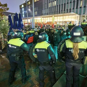 Die Polizei stellt sich vor eine Gruppe von Palästinischen Anhängern