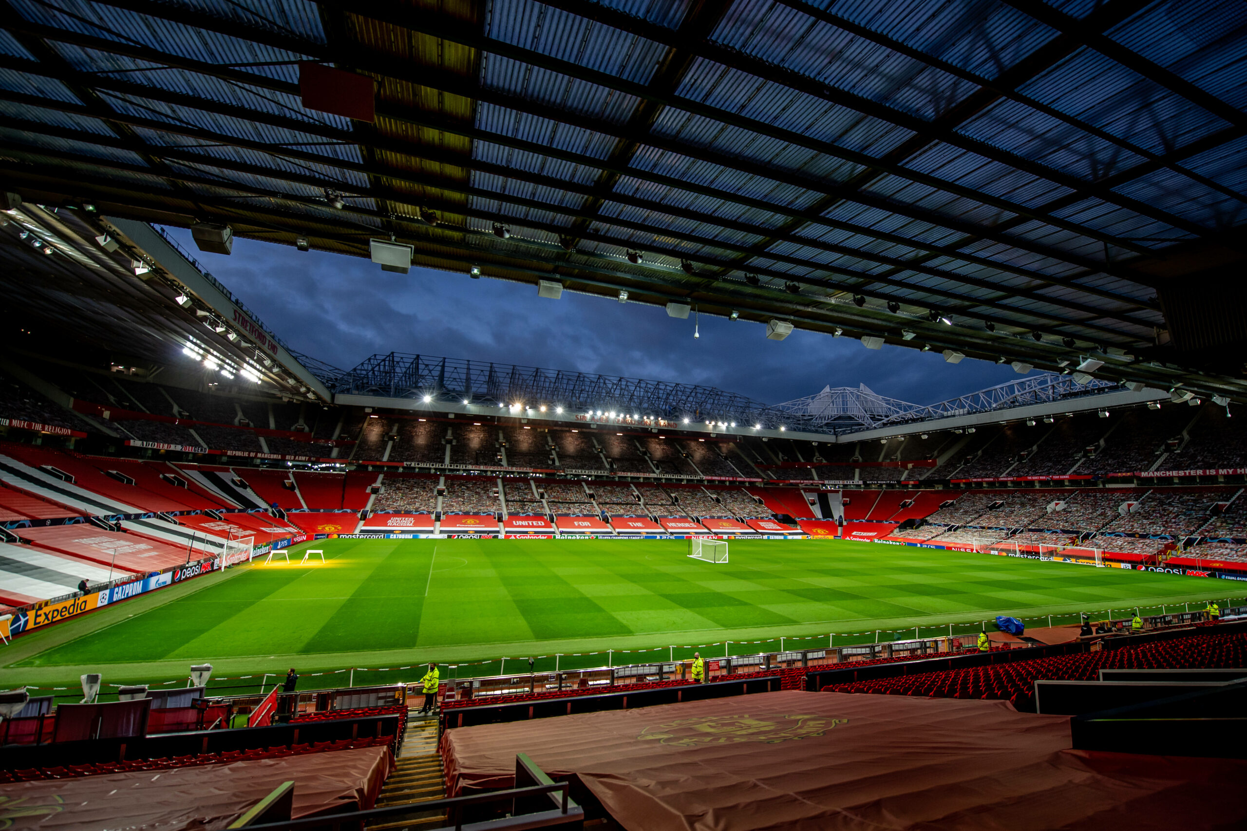 Innenraumansicht des Old Trafford bei Flutlicht