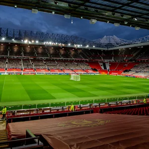 Innenraumansicht des Old Trafford bei Flutlicht