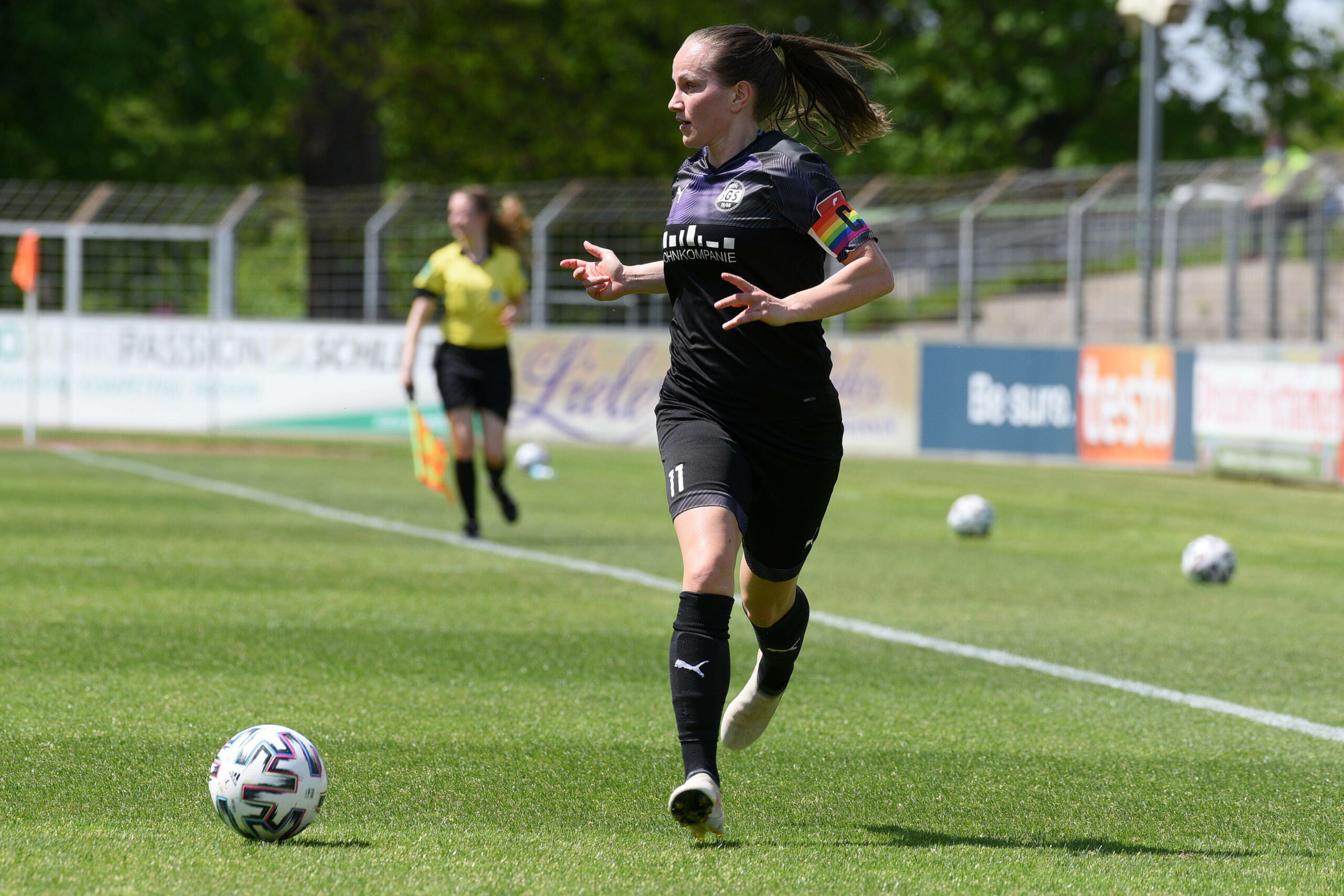 Irini Ioannidou dribbelt mit dem Ball