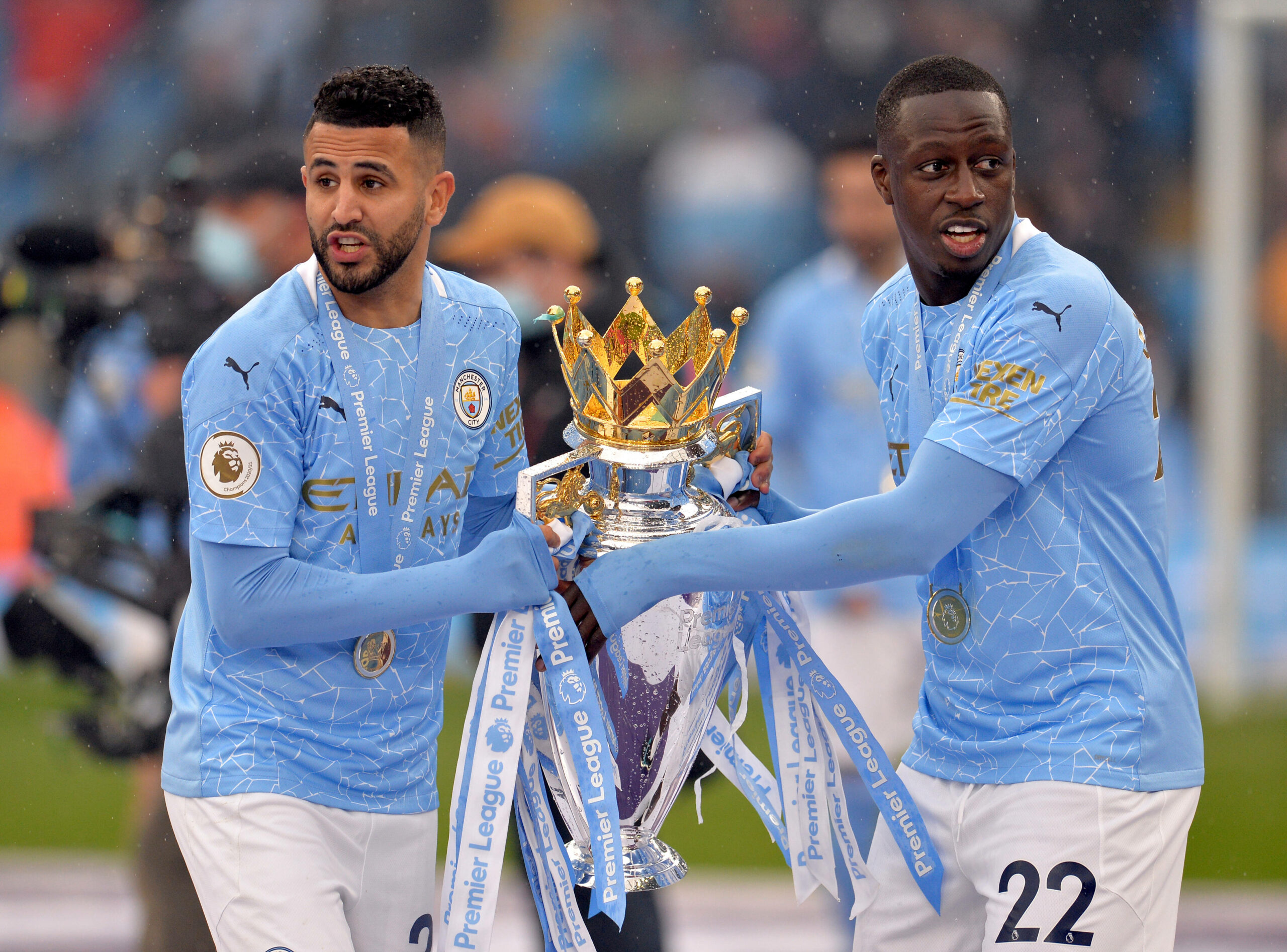 Riyad Mahrez und Benjamin Mendy mit der Liga Trophäe