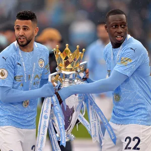 Riyad Mahrez und Benjamin Mendy mit der Liga Trophäe