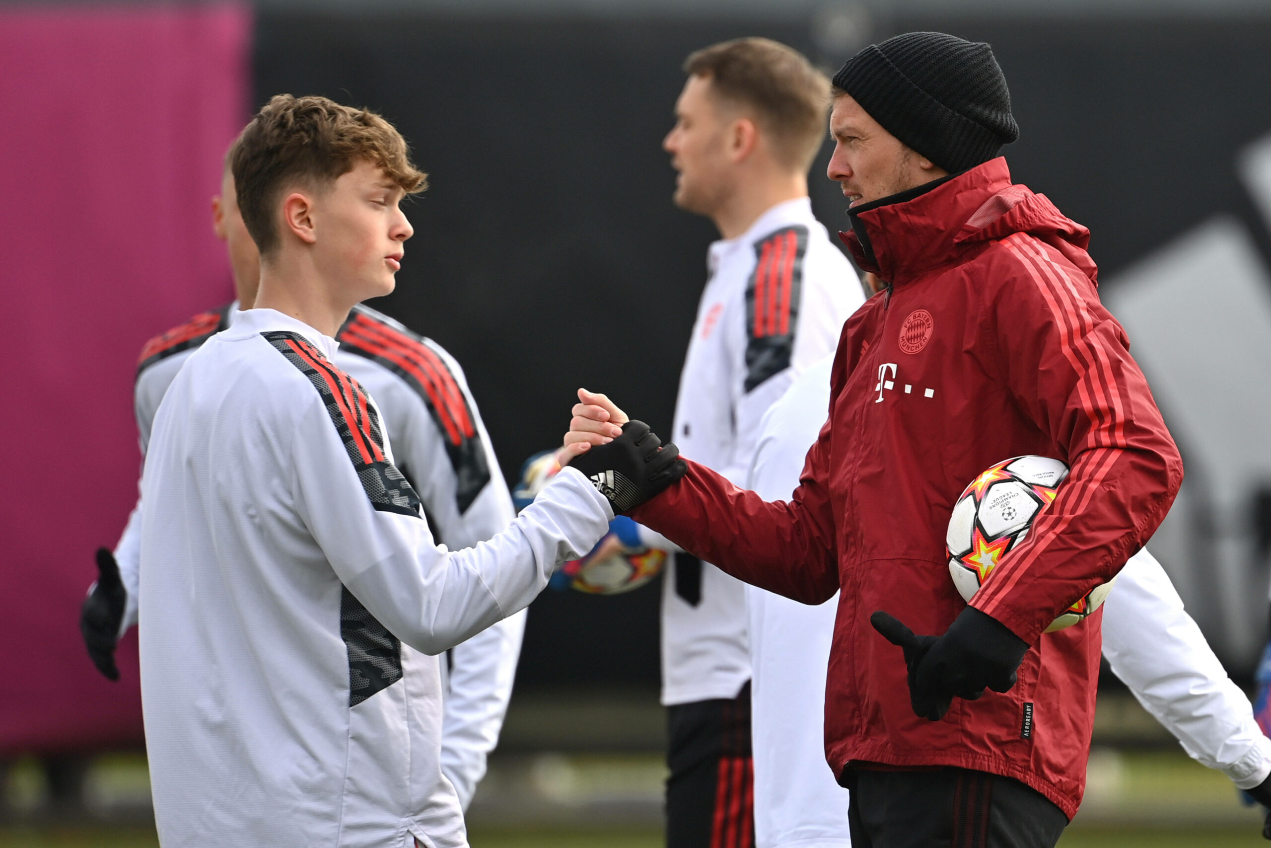 Julian Nagelsmann klatscht mit Paul Wanner ein