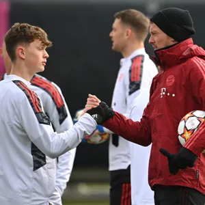 Julian Nagelsmann klatscht mit Paul Wanner ein