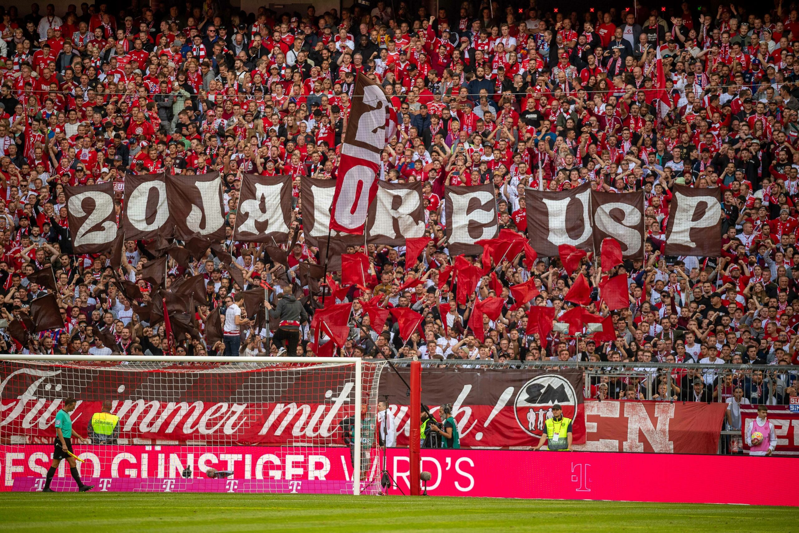 Bayern-Fans mit einem Banner für Ultra Sankt Pauli