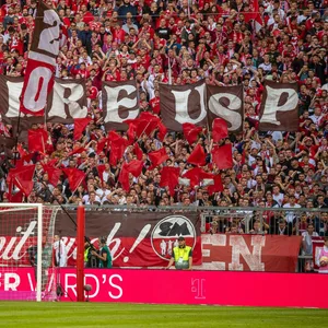 Bayern-Fans mit einem Banner für Ultra Sankt Pauli