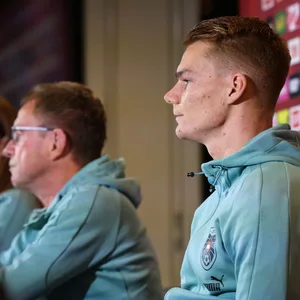 Ralf Rangnick und Philipp Lienhart bei der Pressekonferenz