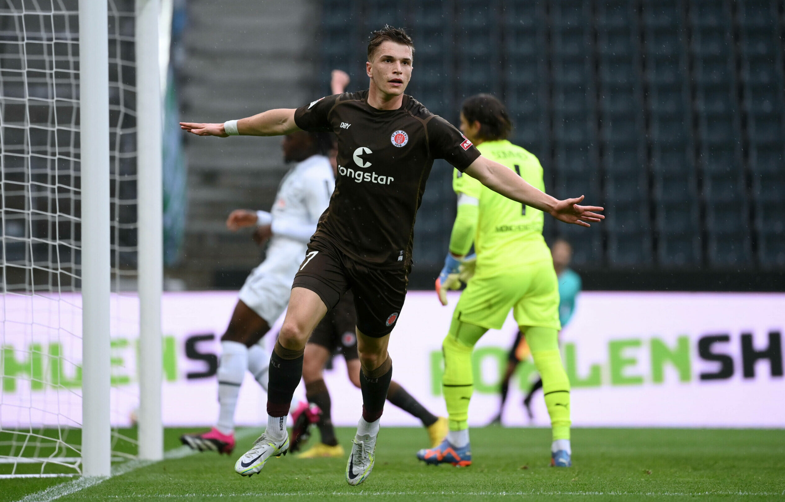 David Otto jubelt nach seinem Traumtor für St. Pauli gegen Mönchengladbach im Januar 2023