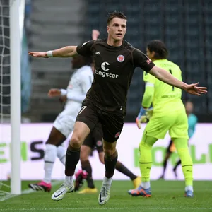 David Otto jubelt nach seinem Traumtor für St. Pauli gegen Mönchengladbach im Januar 2023