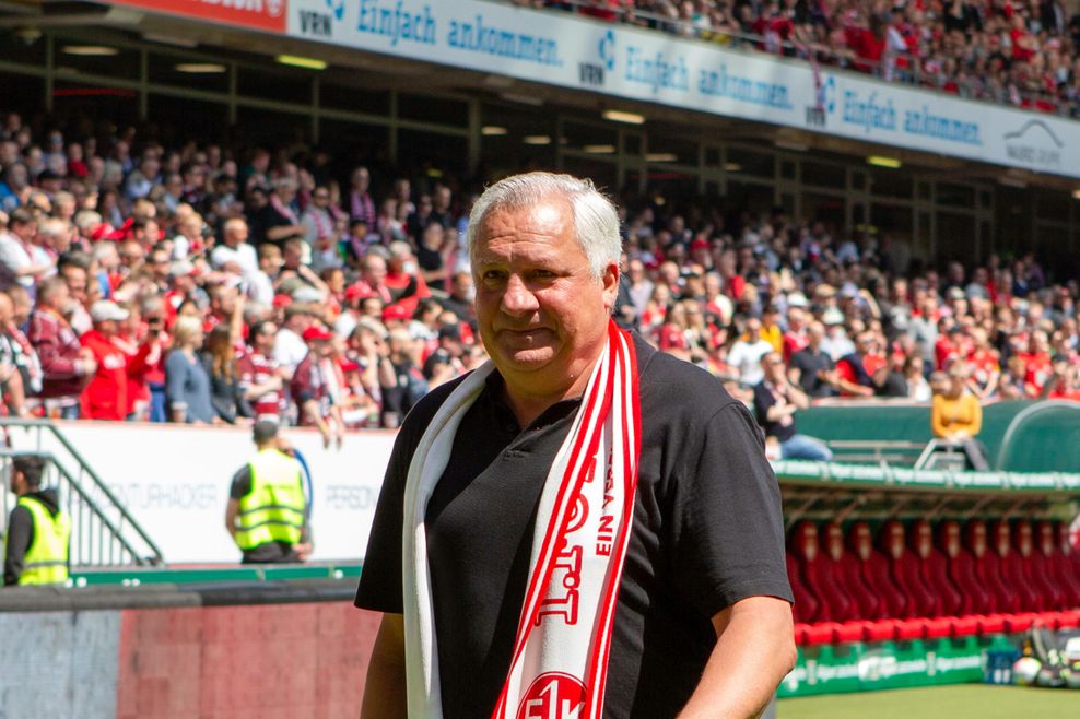 Harry Koch bei einem Stadionbesuch am Betzenberg mit FCK-Schal