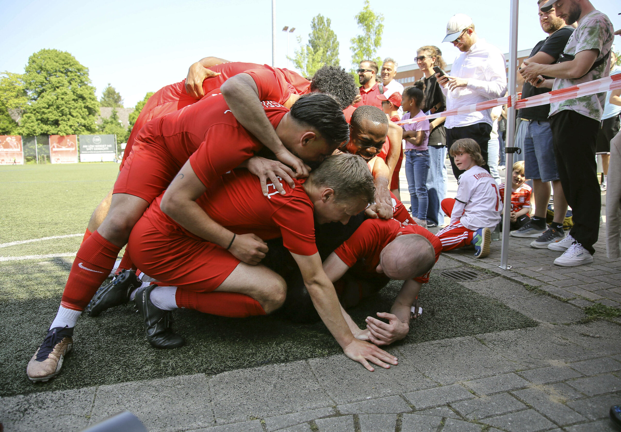 Fußballspieler des Eimsbütteler TV bejubeln ein Tor