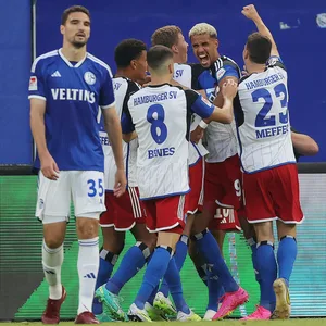 Ransford Königsdörffer, László Bénes, Ignace Van der Brempt und Jonas Meffert umarmen Robert Glatzel nach seinem HSV-Tor gegen Schalke