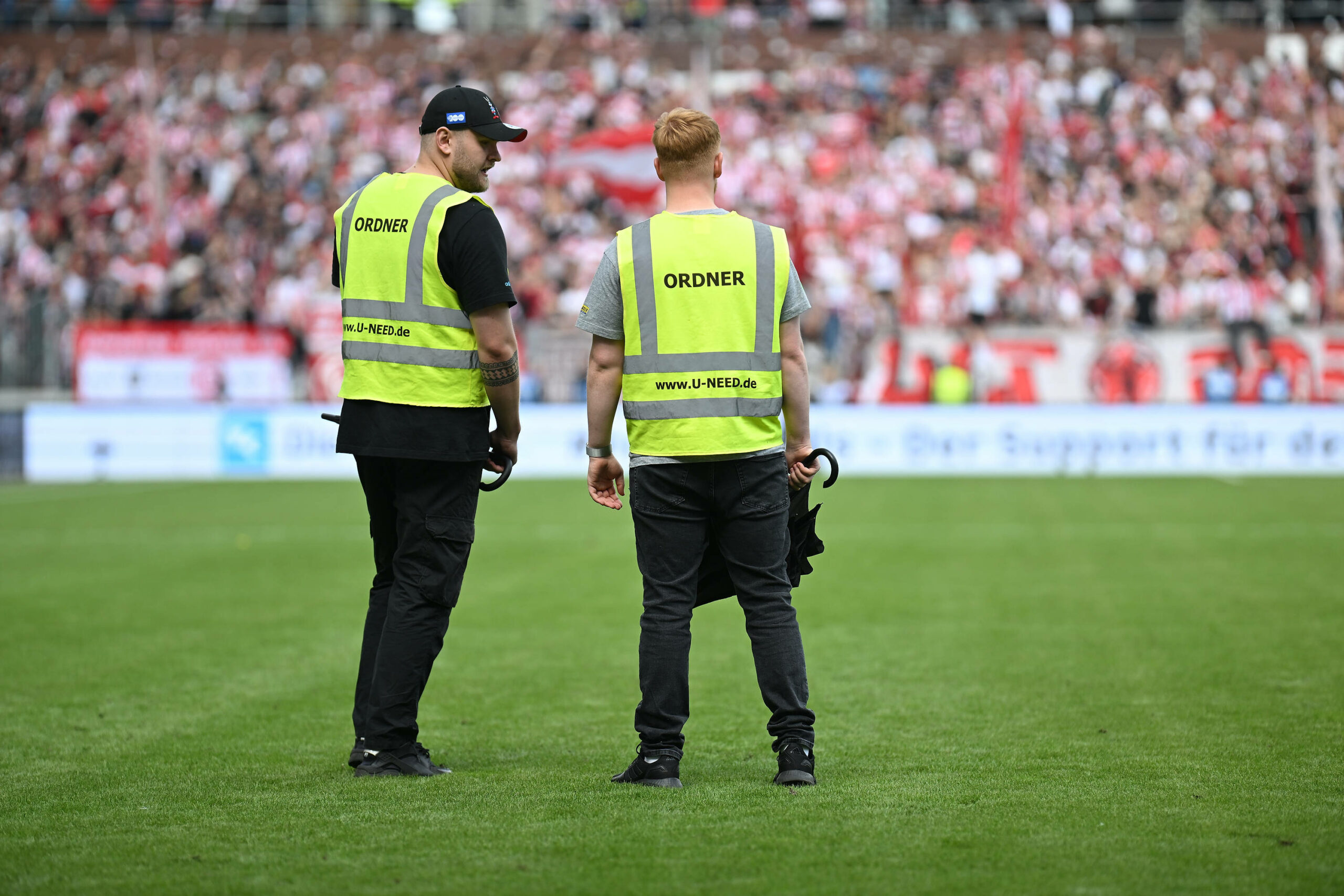 Ordner bei einem Spiel des FC St. Pauli