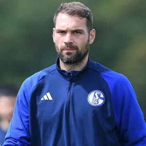 Pierre-Michel Lasogga in einem Shirt von Schalke 04
