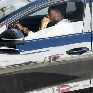 Alphonso Davies fährt mit seinem Dienst-Audi in die Tiefgarage des FC Bayern
