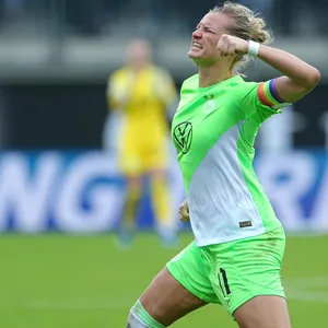Alexandra Popp ballt die Faust