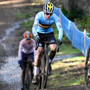 Miel Dekien fährt auf seinem Rad im Wettkampf