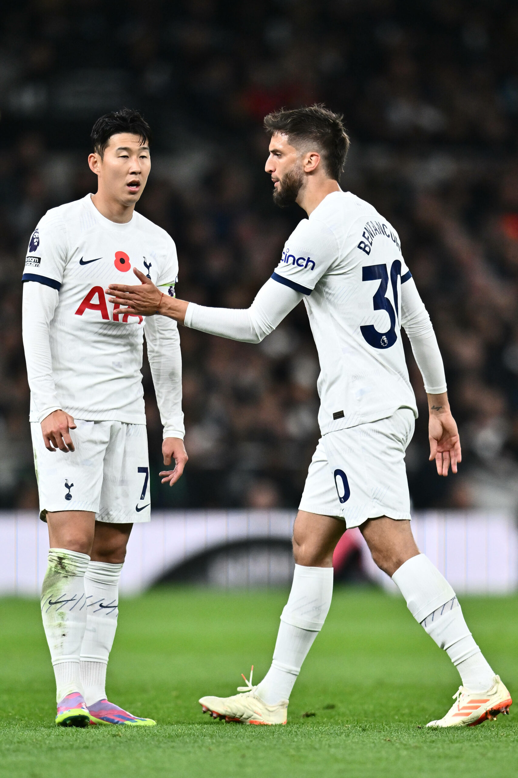 Rodrigo Bentancur diskutiert mit Heung-min Son