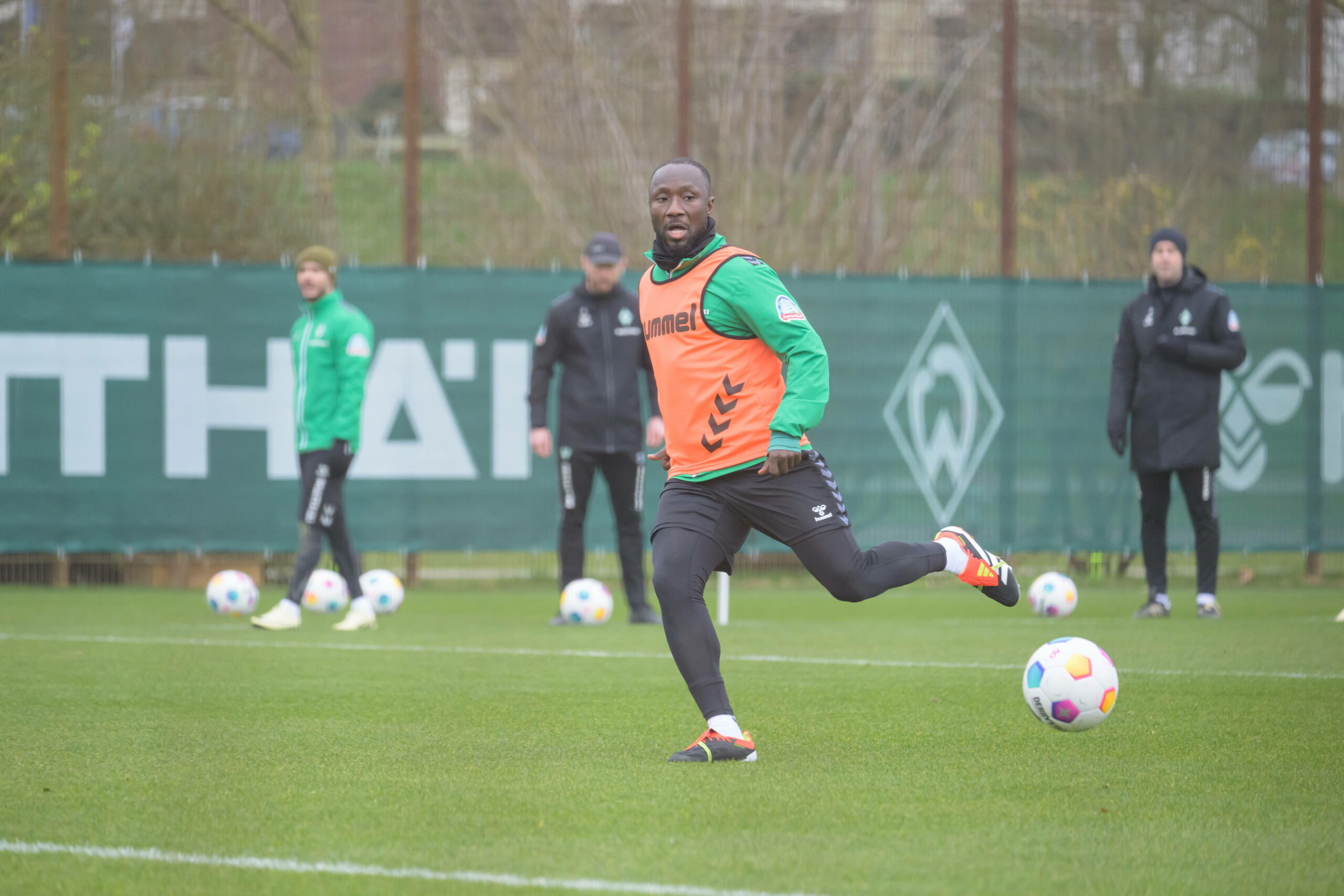 Naby Keita beim Training von Werder Bremen am Ball mit Laibchen