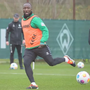 Naby Keita beim Training von Werder Bremen am Ball mit Laibchen