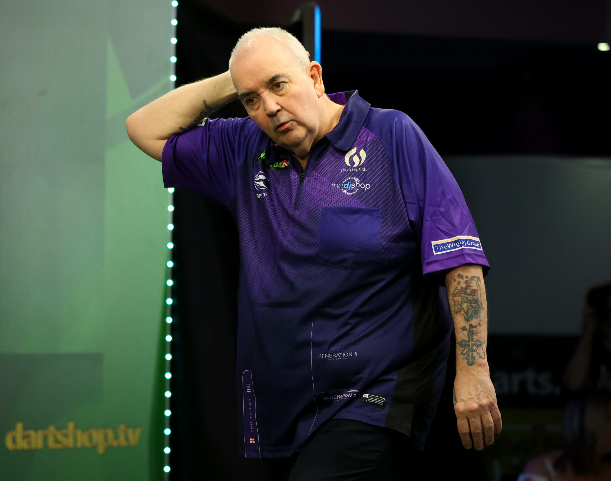 Phil Taylor fässt sich an den Kopf