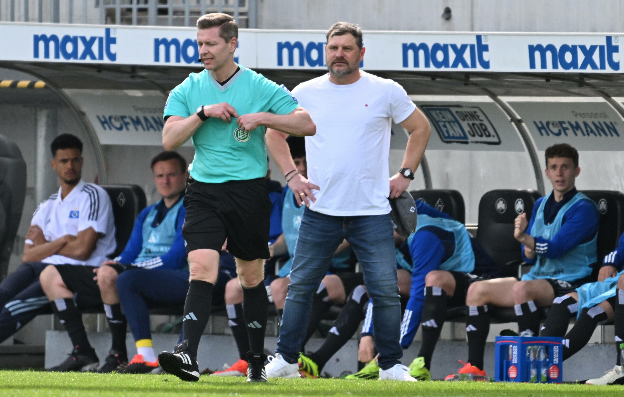 HSV-Trainer Steffen Baumgart (r./hier mit Schiedsrichter Tobias Welz) droht in Kürze die Aufstellung eines neuen deutschen Rekordes.